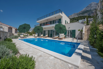 4-bedroom Villa in Makarska with private heated pool