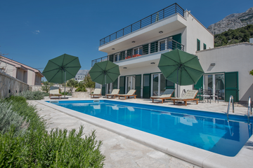 4-bedroom Villa in Makarska with private heated pool