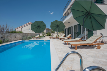 4-bedroom Villa in Makarska with private heated pool