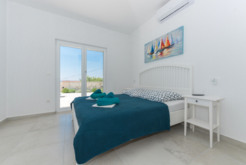 4-bedroom Villa in Makarska with private heated pool