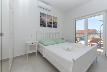 4-bedroom Villa in Makarska with private heated pool