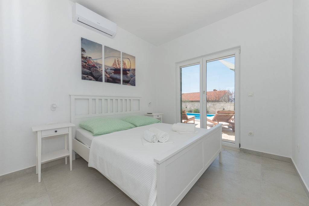 4-bedroom Villa in Makarska with private heated pool