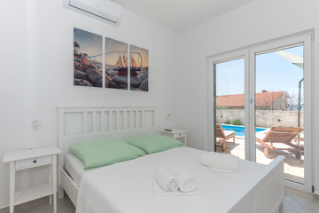 4-bedroom Villa in Makarska with private heated pool