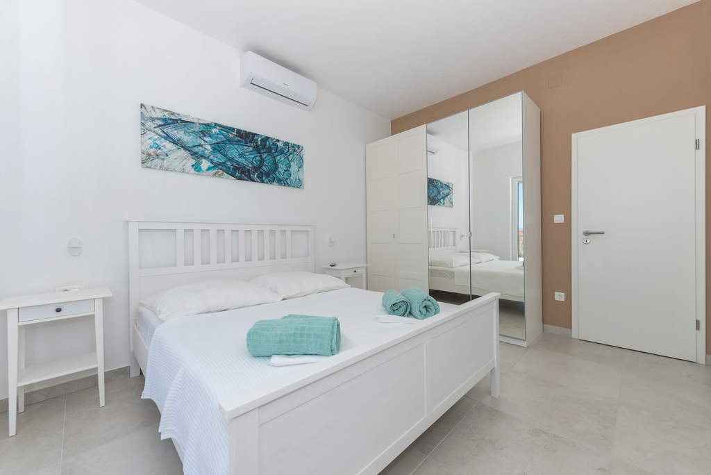 4-bedroom Villa in Makarska with private heated pool