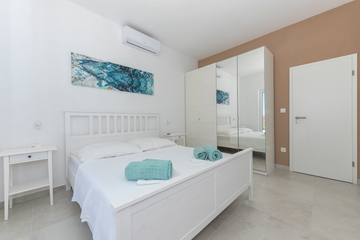 4-bedroom Villa in Makarska with private heated pool