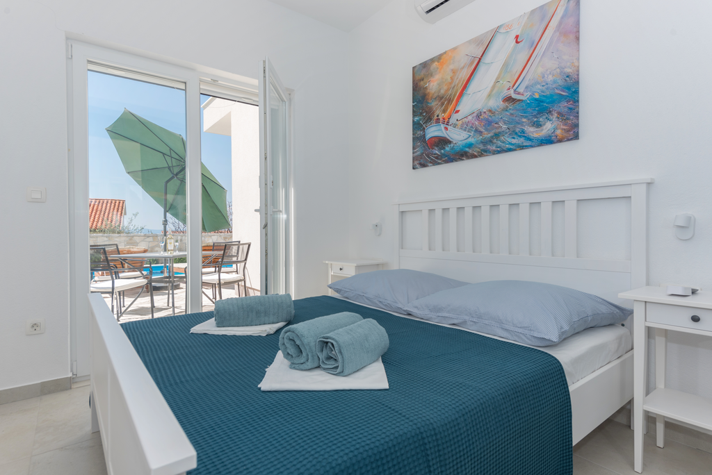 4-bedroom Villa in Makarska with private heated pool