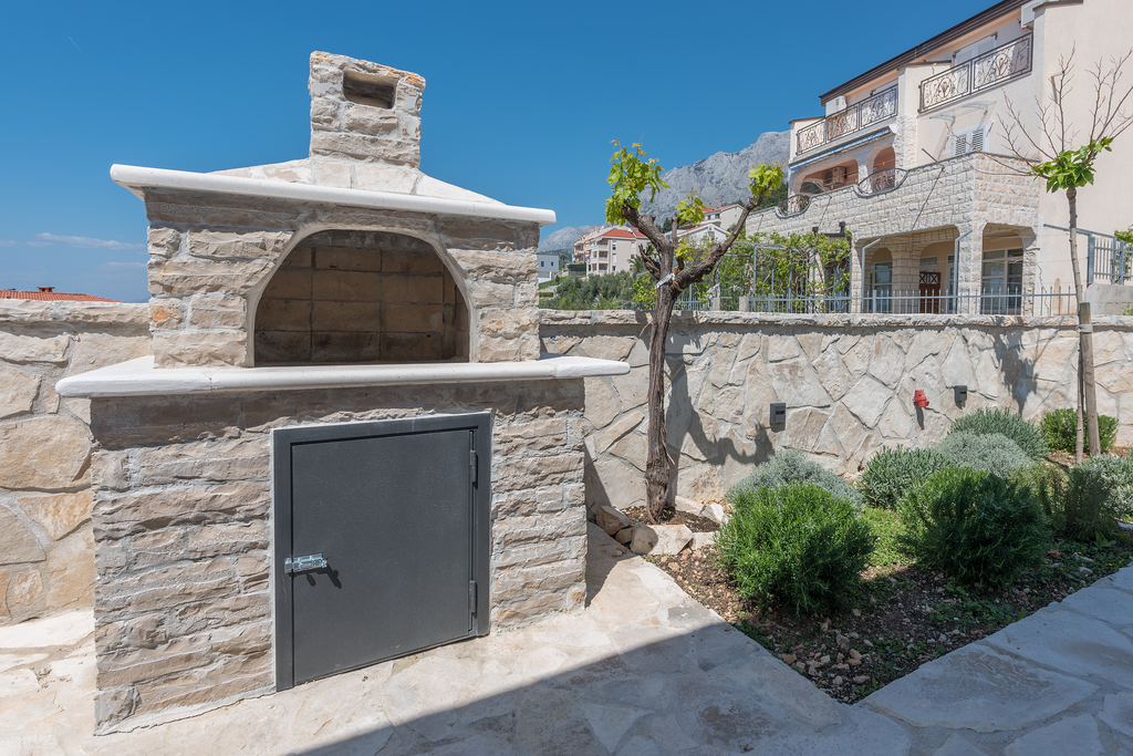 4-bedroom Villa in Makarska with private heated pool