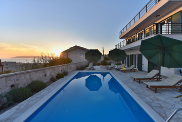 4-bedroom Villa in Makarska with private heated pool