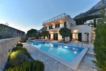 4-bedroom Villa in Makarska with private heated pool