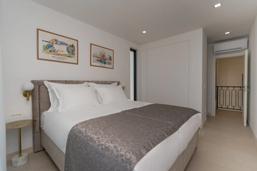 Mlini Villa with Heated Pool and 5 En-Suite Bedrooms