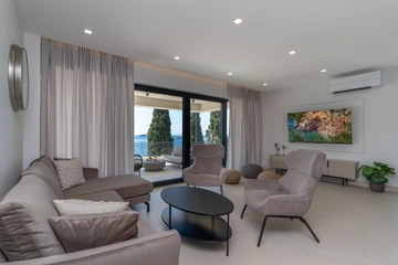 Mlini Villa with Heated Pool and 5 En-Suite Bedrooms