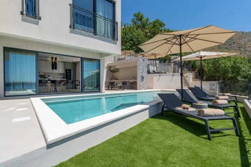 Mlini Villa with Heated Pool and 5 En-Suite Bedrooms