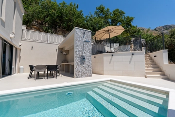 Mlini Villa with Heated Pool and 5 En-Suite Bedrooms