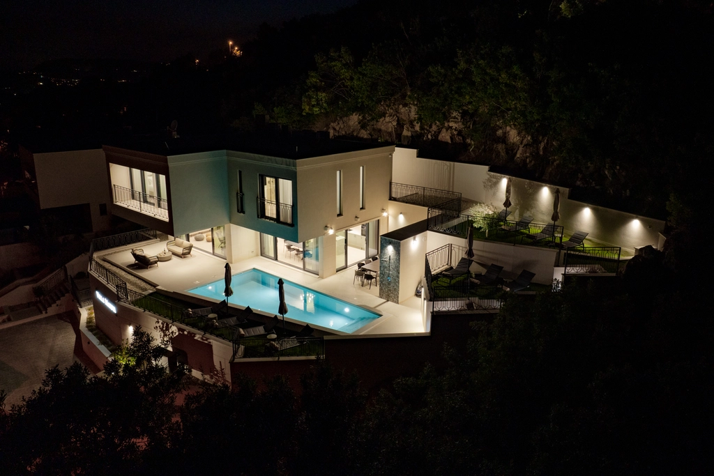 Mlini Villa with Heated Pool and 5 En-Suite Bedrooms