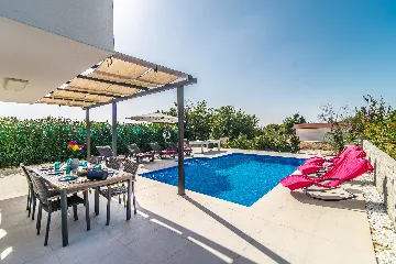 3-Bedroom Villa with Private Pool in Svetvinčenat