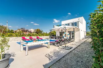 3-Bedroom Villa with Private Pool in Svetvinčenat