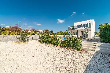 3-Bedroom Villa with Private Pool in Svetvinčenat