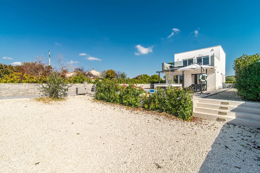 3-Bedroom Villa with Private Pool in Svetvinčenat