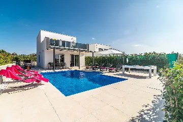 3-Bedroom Villa with Private Pool in Svetvinčenat