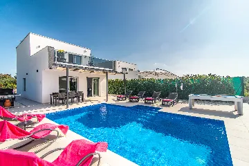 3-Bedroom Villa with Private Pool in Svetvinčenat