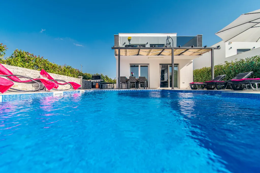 3-Bedroom Villa with Private Pool in Svetvinčenat
