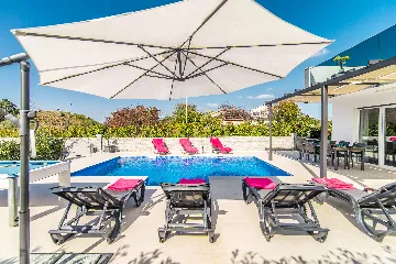 3-Bedroom Villa with Private Pool in Svetvinčenat