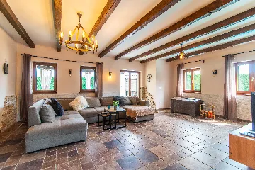 4-Bedroom Villa with Private Pool in Svetvinčenat