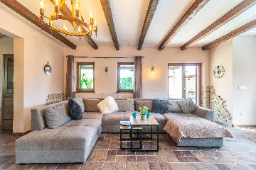 4-Bedroom Villa with Private Pool in Svetvinčenat