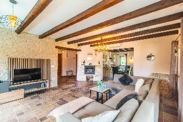 4-Bedroom Villa with Private Pool in Svetvinčenat