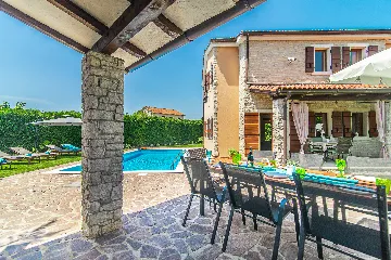 4-Bedroom Villa with Private Pool in Svetvinčenat