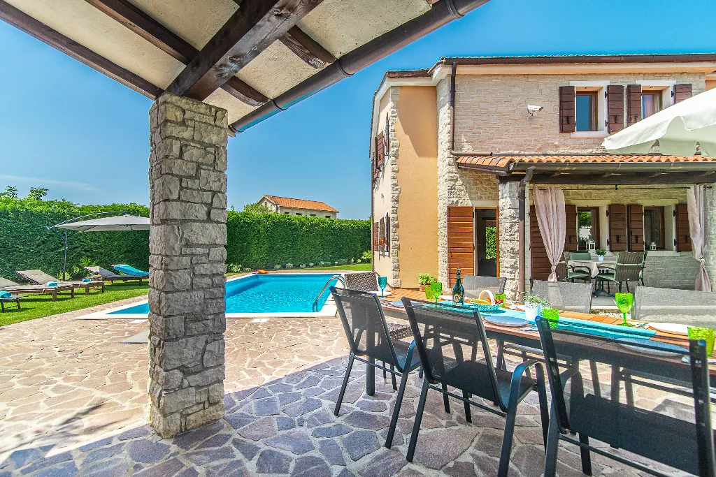 4-Bedroom Villa with Private Pool in Svetvinčenat