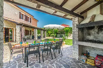 4-Bedroom Villa with Private Pool in Svetvinčenat