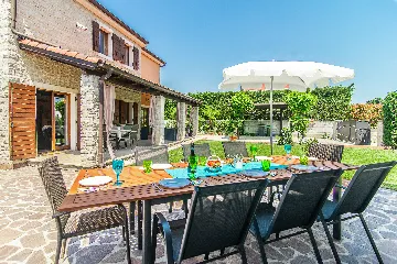 4-Bedroom Villa with Private Pool in Svetvinčenat