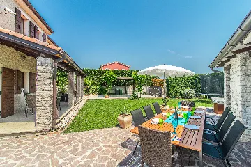 4-Bedroom Villa with Private Pool in Svetvinčenat