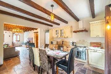 4-Bedroom Villa with Private Pool in Svetvinčenat