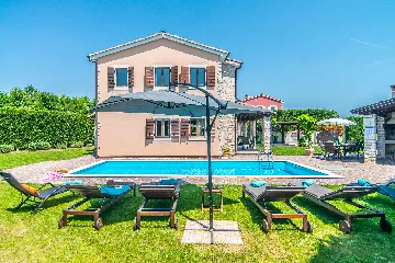 4-Bedroom Villa with Private Pool in Svetvinčenat