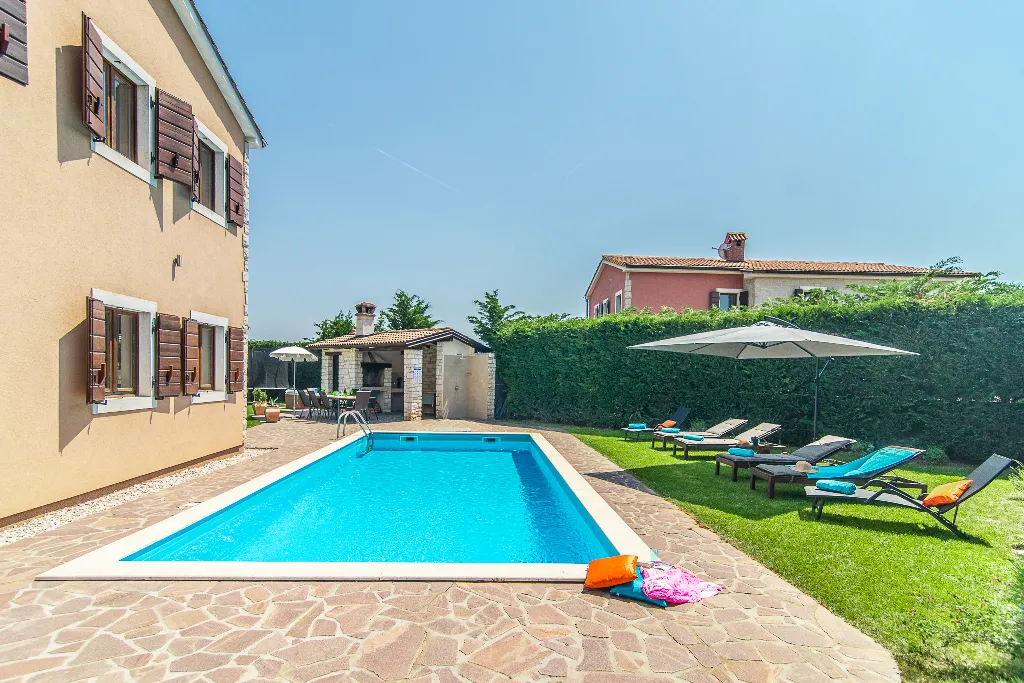 4-Bedroom Villa with Private Pool in Svetvinčenat