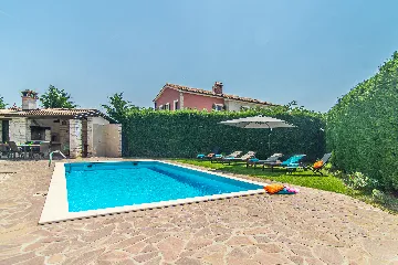 4-Bedroom Villa with Private Pool in Svetvinčenat