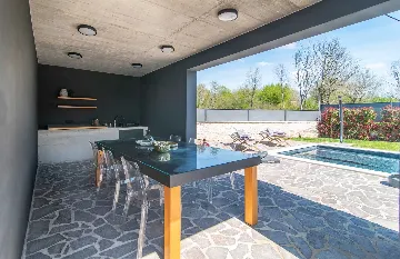 3-Bedroom Air-Conditioned Villa in Poreč for 6