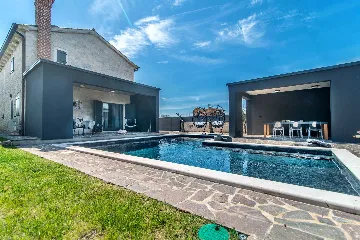 3-Bedroom Air-Conditioned Villa in Poreč for 6