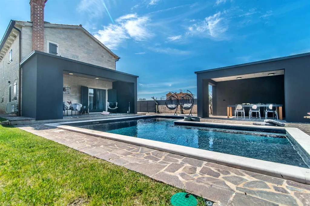 3-Bedroom Air-Conditioned Villa in Poreč for 6