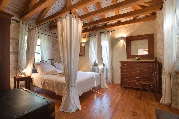 3-Bedroom Villa for 6 with Heated Pool in Trget