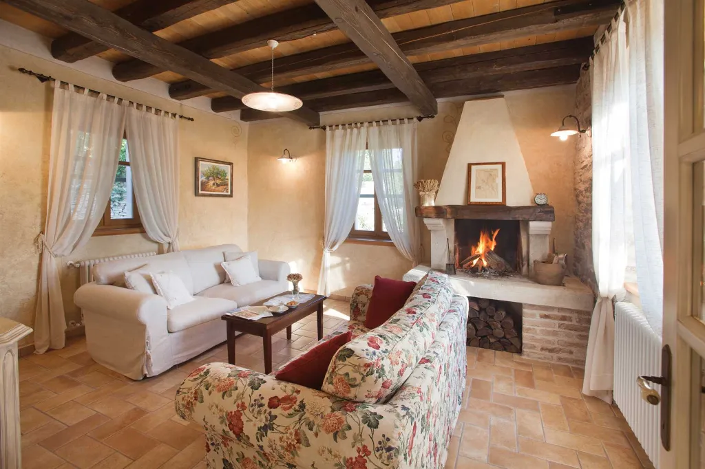 3-Bedroom Villa for 6 with Heated Pool in Trget