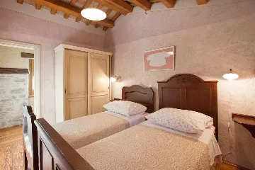 3-Bedroom Villa for 6 with Heated Pool in Trget