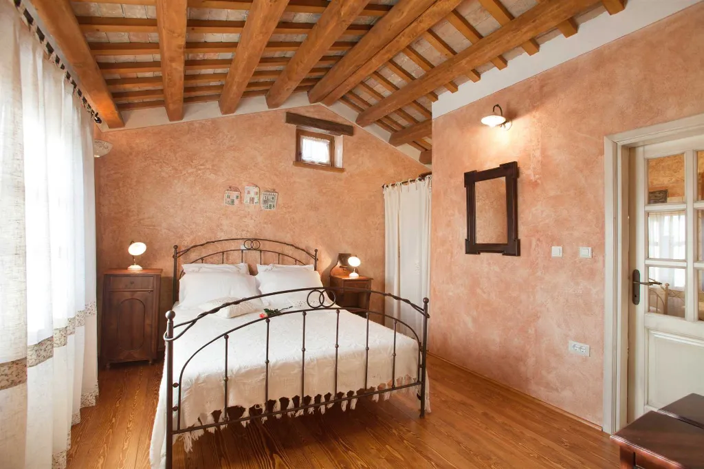 3-Bedroom Villa for 6 with Heated Pool in Trget