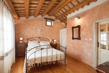 3-Bedroom Villa for 6 with Heated Pool in Trget