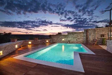 3-Bedroom Villa for 6 with Heated Pool in Trget