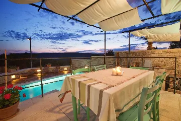 3-Bedroom Villa for 6 with Heated Pool in Trget