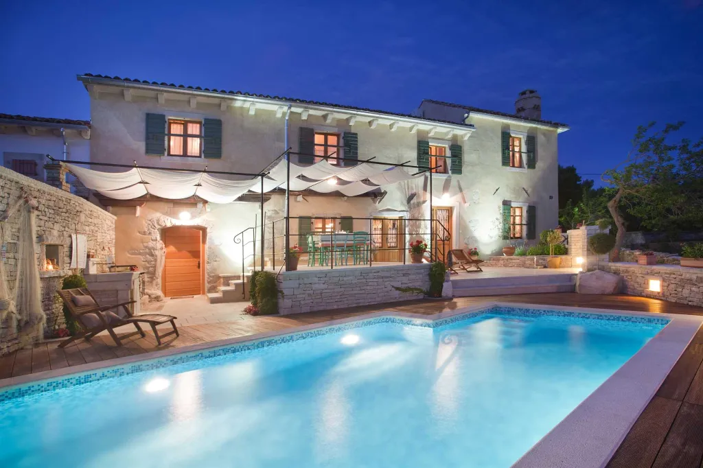 3-Bedroom Villa for 6 with Heated Pool in Trget