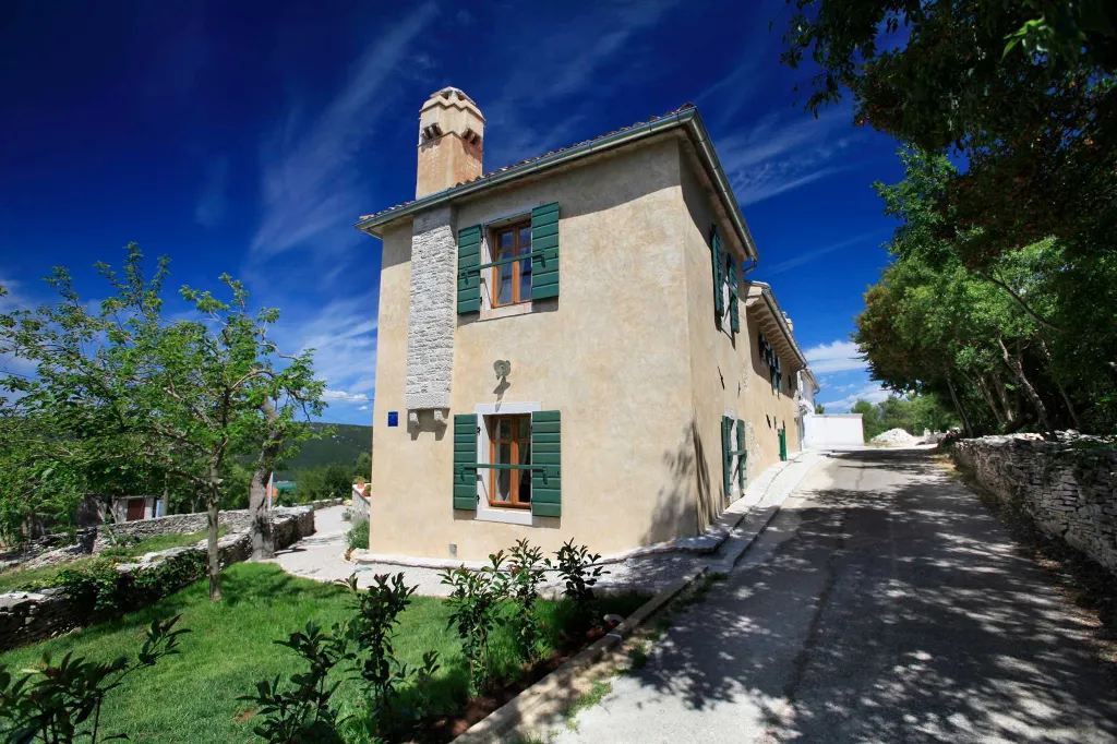 3-Bedroom Villa for 6 with Heated Pool in Trget